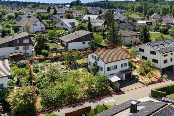 Charmantes 5.5-Zimmer-Einfamilienhaus mit traumhaftem Garten in ruhige 11