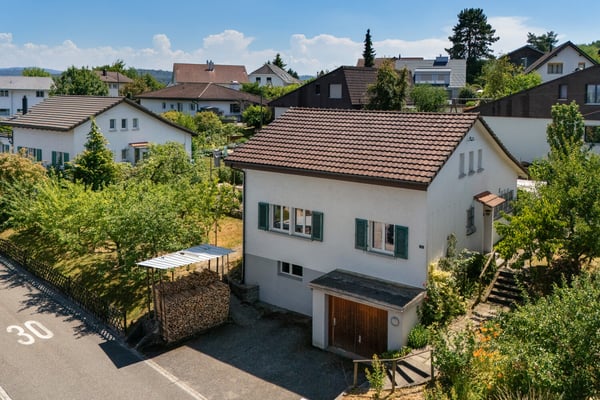 Charmantes 5.5-Zimmer-Einfamilienhaus mit traumhaftem Garten in ruhige 10