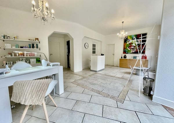 Pièce indépendante dans institut beauté 3