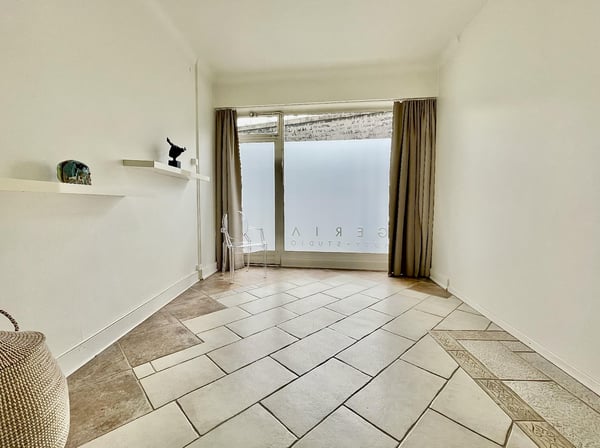 Pièce indépendante dans institut beauté 4