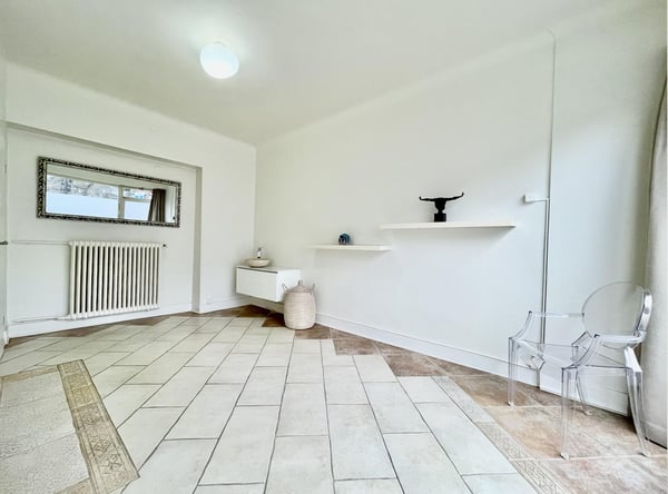 Pièce indépendante dans institut beauté 6