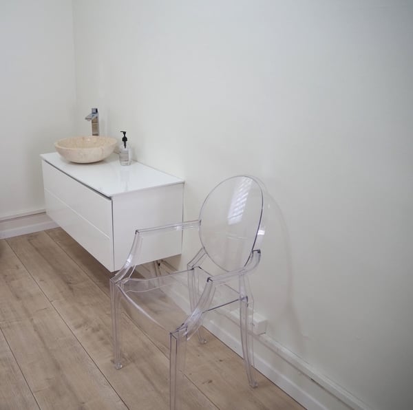 Pièce indépendante dans institut beauté 5