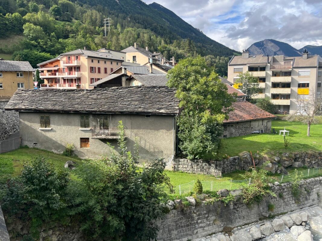 Au coeur du village d'Orsières, maison et grange à rénover avec belle surface extèrieure