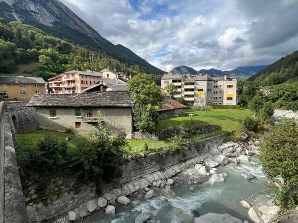 Au coeur du village d'Orsières, maison et grange à rénover avec belle surface extèrieure 5