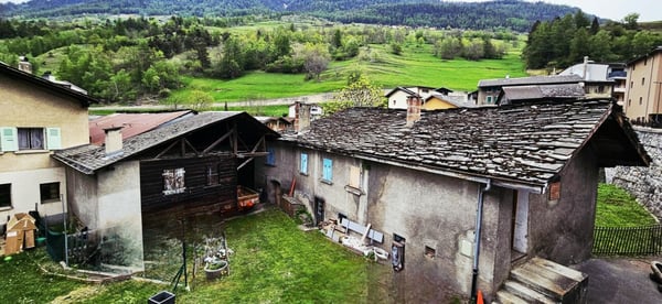 Au coeur du village d'Orsières, maison et grange à rénover avec belle surface extèrieure 11