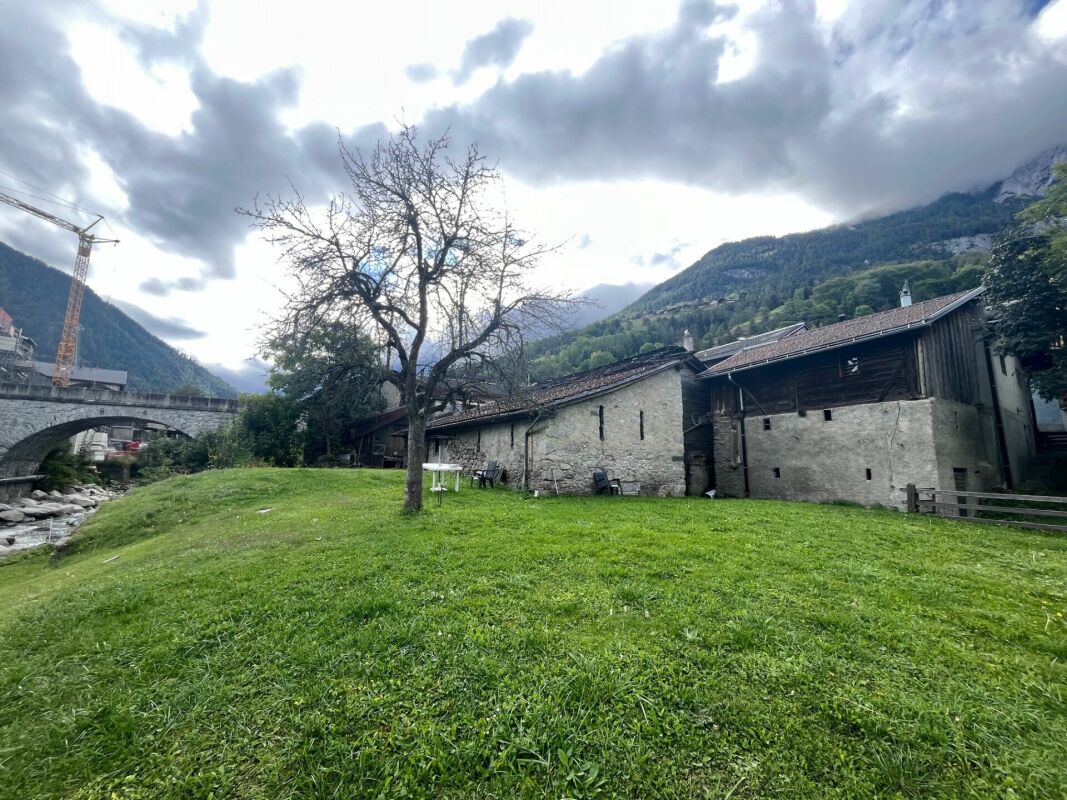Au coeur du village d'Orsières, maison et grange à rénover avec belle surface extèrieure