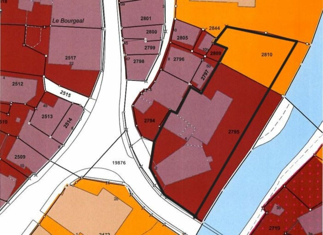 Au coeur du village d'Orsières, maison et grange à rénover avec belle surface extèrieure