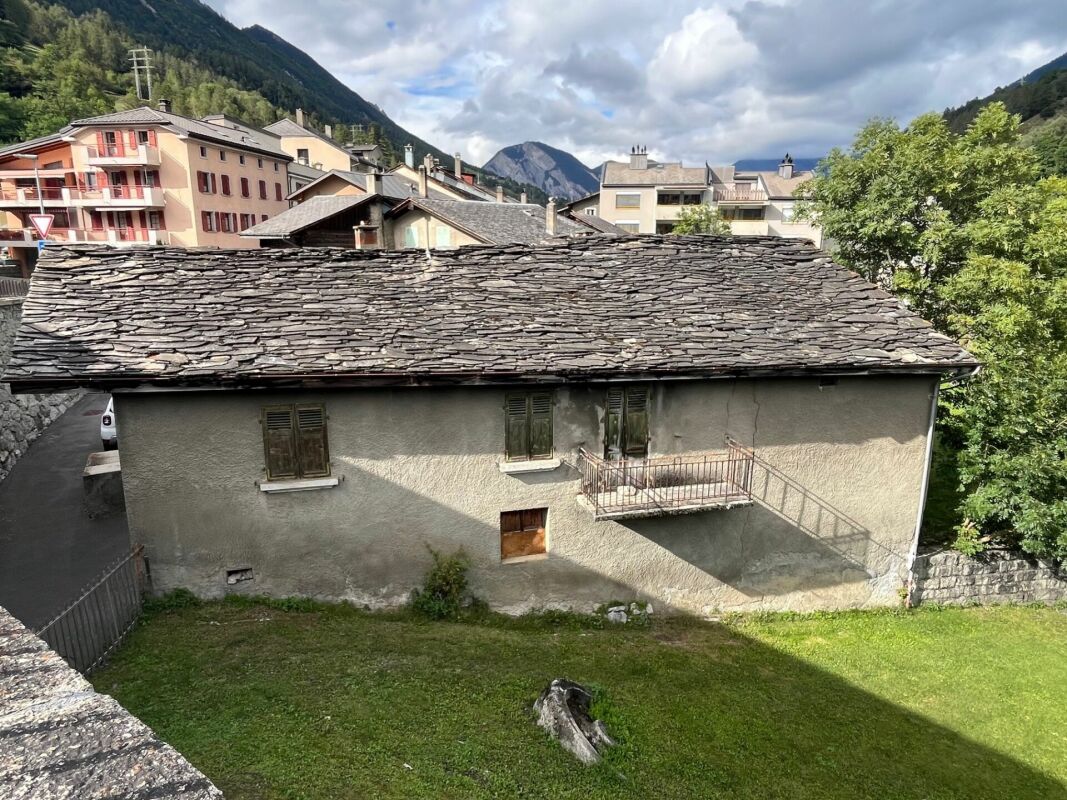 Au coeur du village d'Orsières, maison et grange à rénover avec belle surface extèrieure