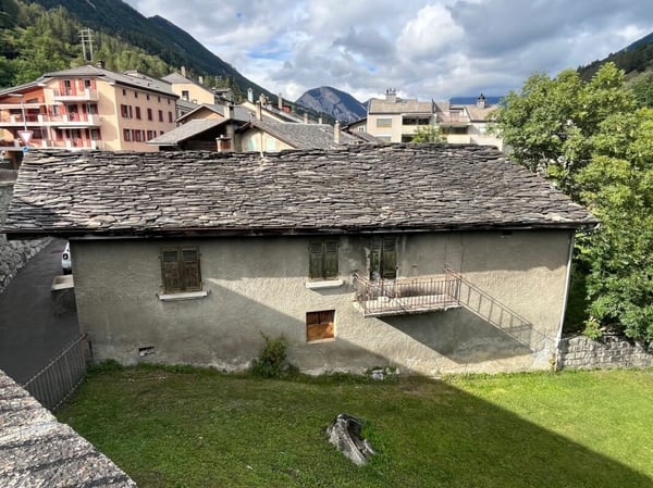 Au coeur du village d'Orsières, maison et grange à rénover avec belle surface extèrieure 3