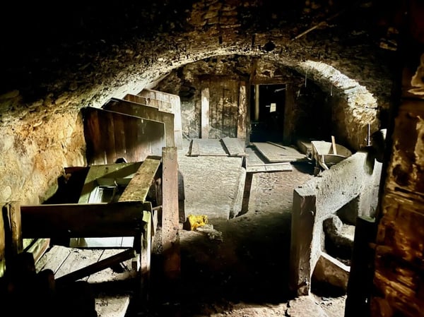 Au coeur du village d'Orsières, maison et grange à rénover avec belle surface extèrieure 16