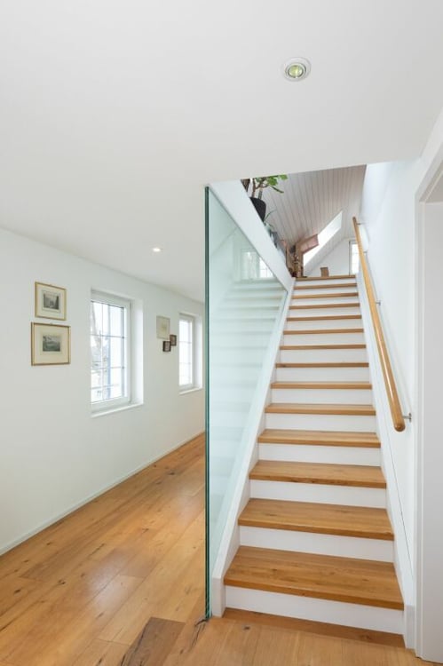 Wunderschönes, modern ausgebautes Einfamilienhaus mit absoluter Privatsphäre und Seesicht 2