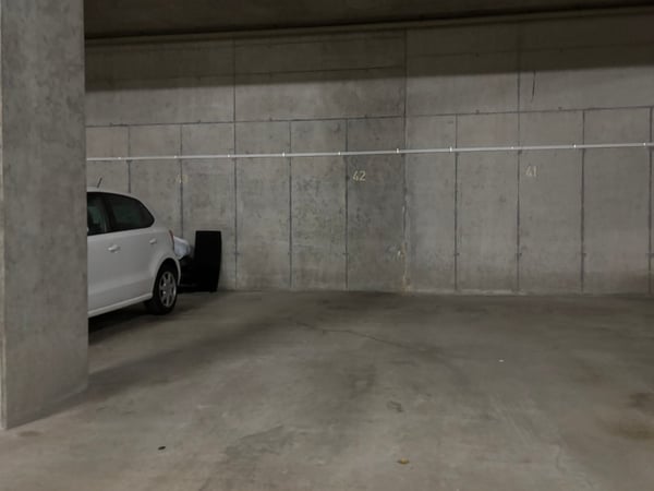 Einstellhallenplatz zu vermieten in Schüpfen 1