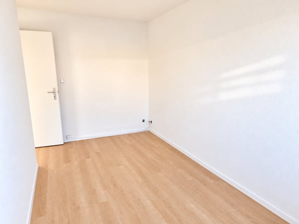 Grosszügiges Einfamilienhaus mit Wintergarten und Garten in Brügg zu vermieten 44