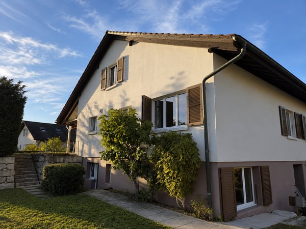 Grosszügiges Einfamilienhaus mit Wintergarten und Garten in Brügg zu vermieten