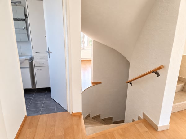 Grosszügiges Einfamilienhaus mit Wintergarten und Garten in Brügg zu vermieten 28