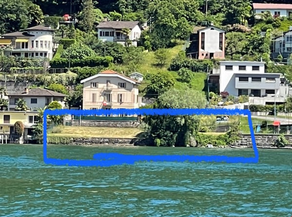 Vendesi Terreno edificabile DIRETTAMENTE al lago con licenza edilizia 1