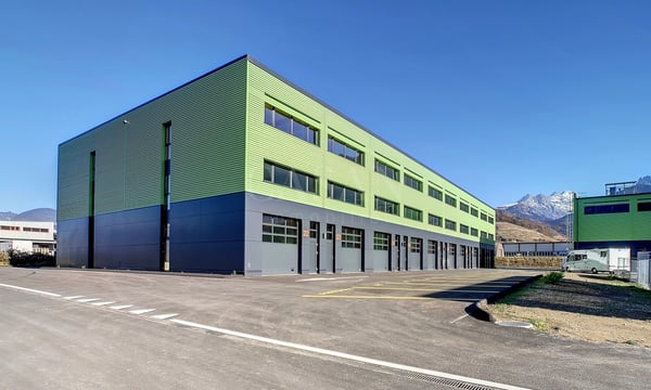 Superbe halle aménagée de 175m2 sur 3 niveaux avec grand parking 1