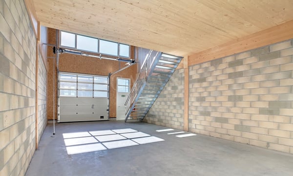 Superbe halle aménagée de 175m2 sur 3 niveaux avec grand parking 3