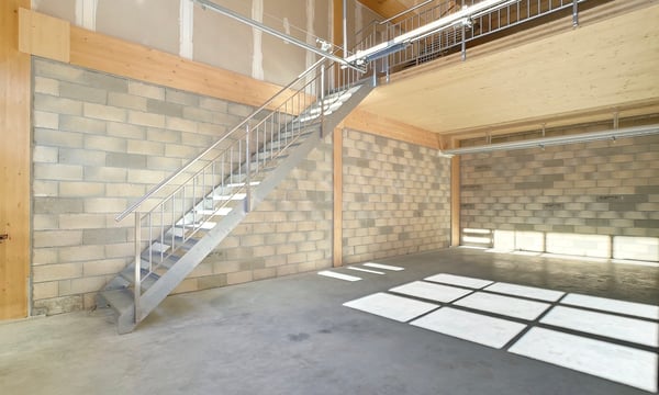 Superbe halle aménagée de 175m2 sur 3 niveaux avec grand parking 2