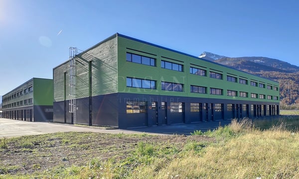 Superbe halle aménagée de 175m2 sur 3 niveaux avec grand parking 6