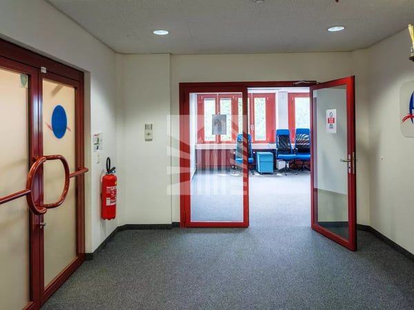 Local commercial avec 19 places de parking 11