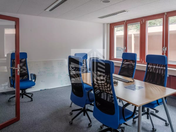 Local commercial avec 19 places de parking 6