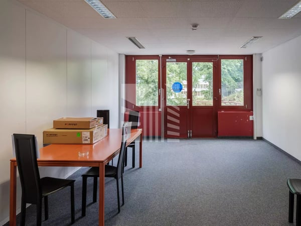 Local commercial avec 19 places de parking 5