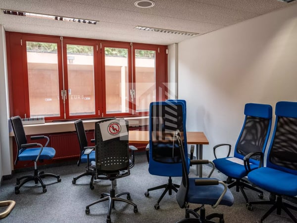 Local commercial avec 19 places de parking 7