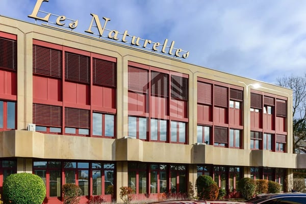 Local commercial avec 19 places de parking 1