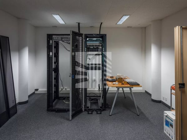 Local commercial avec 19 places de parking 8