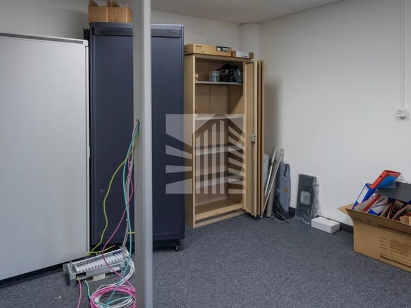 Local commercial avec 19 places de parking 10