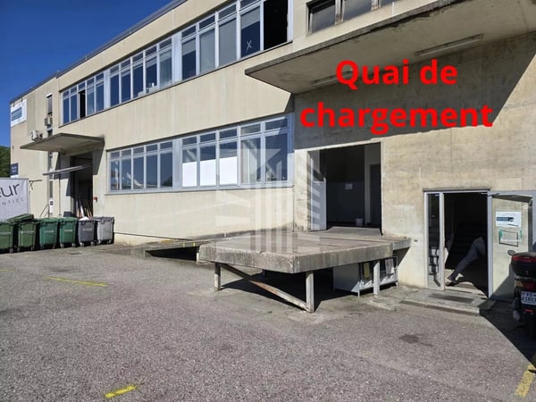 Vaste local commercial à Ecublens 2