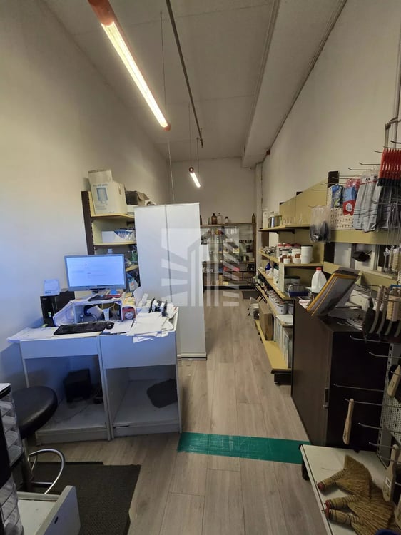 Vaste local commercial à Ecublens 11