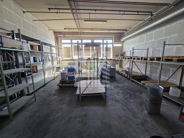 Vaste local commercial à Ecublens 9