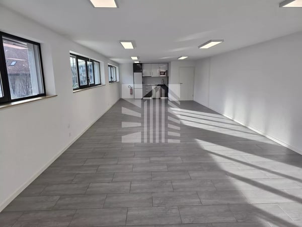 Local moderne de 70 m² avec cuisine équipée et parking 3