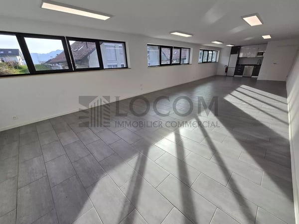 Local moderne de 70 m² avec cuisine équipée et parking 1