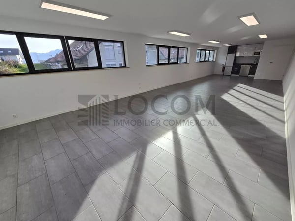 Local moderne de 70 m² avec cuisine équipée et parking