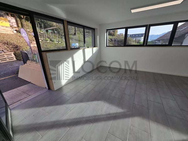 Local moderne de 70 m² avec cuisine équipée et parking 5