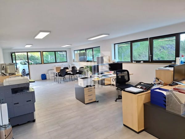 Local moderne de 70 m² avec cuisine équipée et parking 4