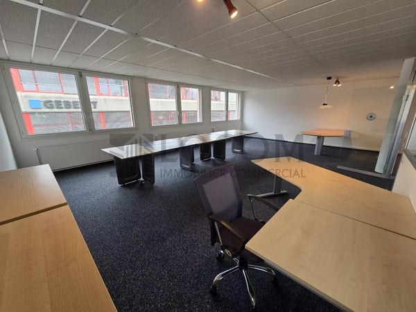 Locaux à louer dans immeuble équipé 3
