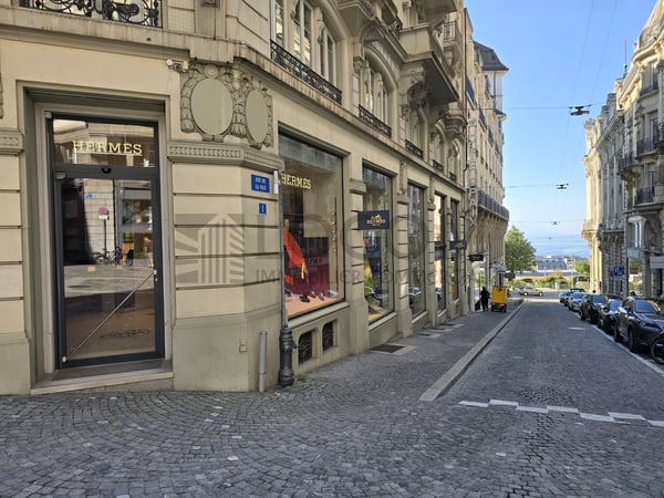 Belle arcade de 82 m² à la rue de la Paix à côté d'Hermès 1