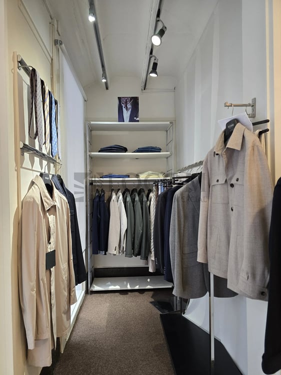 Belle arcade de 82 m² à la rue de la Paix à côté d'Hermès 4