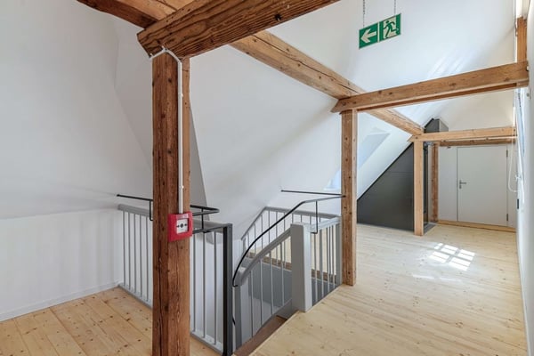 Büro im Dachgeschoss eines historischen Gebäudes 8