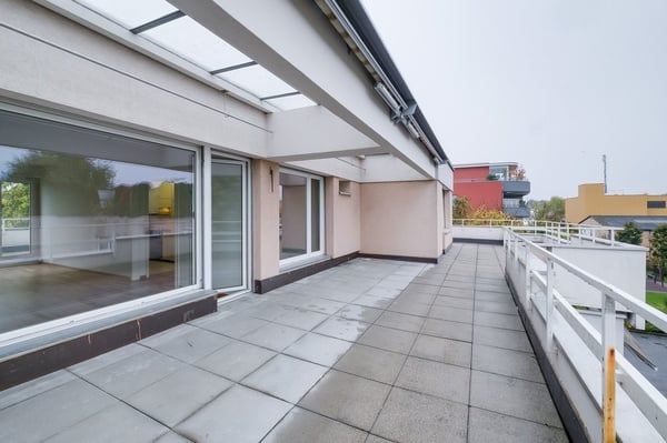Attika mit Weitblick und aussergewöhnlicher Terrasse 8