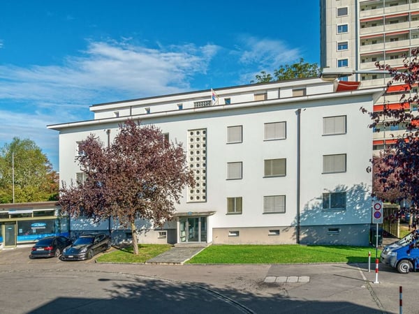 Mansarde in lebendigem Vorstadtquartier