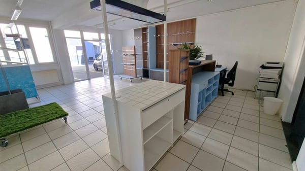 IDEAL POUR COMMERCE/SHOWROOM/ARTISANT 2