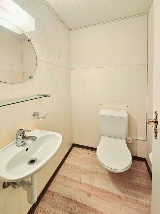 heller Büro- / Praxisraum 8