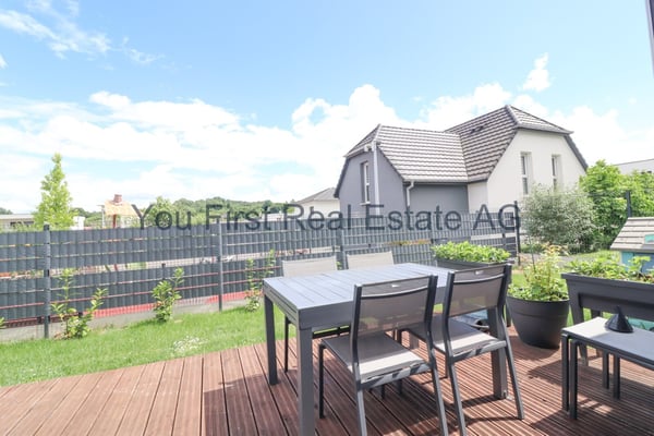 Neuwertiges Familienhaus mit Pool und Spielplatz 3
