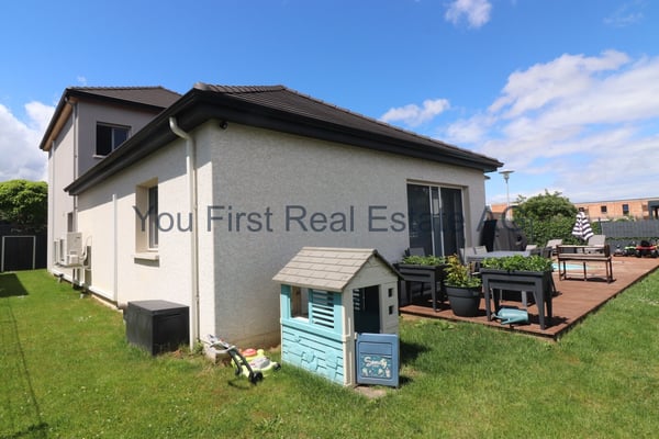 Neuwertiges Familienhaus mit Pool und Spielplatz 2