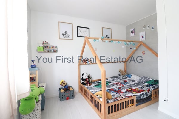 Neuwertiges Familienhaus mit Pool und Spielplatz 7